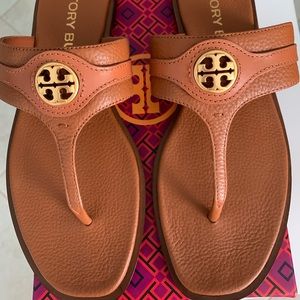 Tory Burch Welt Thong flat sandals in Aged Camello Leather. NIB, size 9.